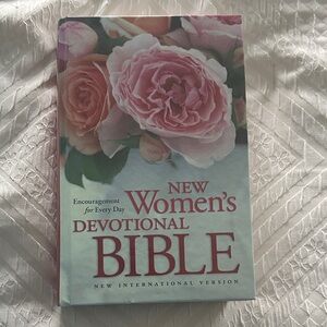 New Women's Devotional Bible